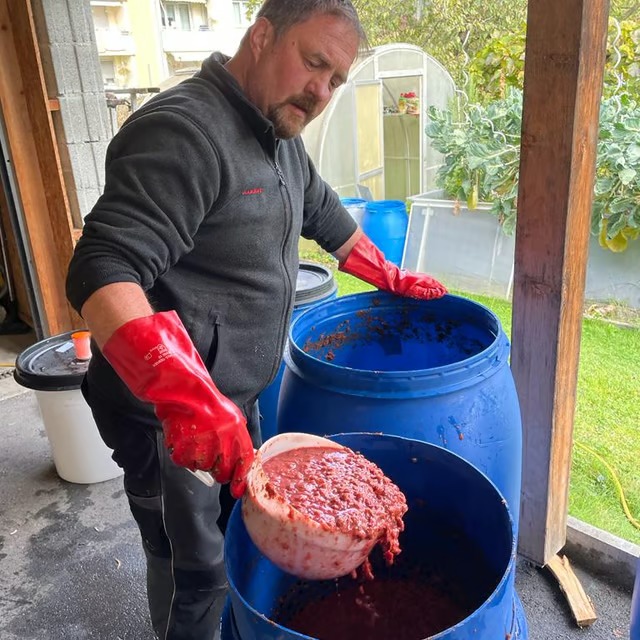 Michael Salcher bei der Verarbeitung von Obst